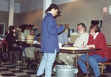 Добровольцы ждут звонков в офисе WBGO