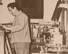 Лес Пол в своей студии