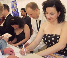 New York Voices подписывают диски