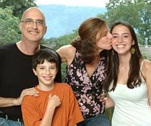 Майкл Бреккер с семьей у себя дома