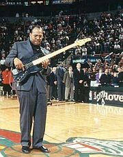 Крисчен Макбрайд играет гимн США перед началом матча NBA